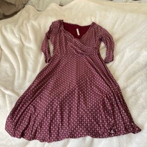 Gilli size medium knee length dress in a beautiful plum color.